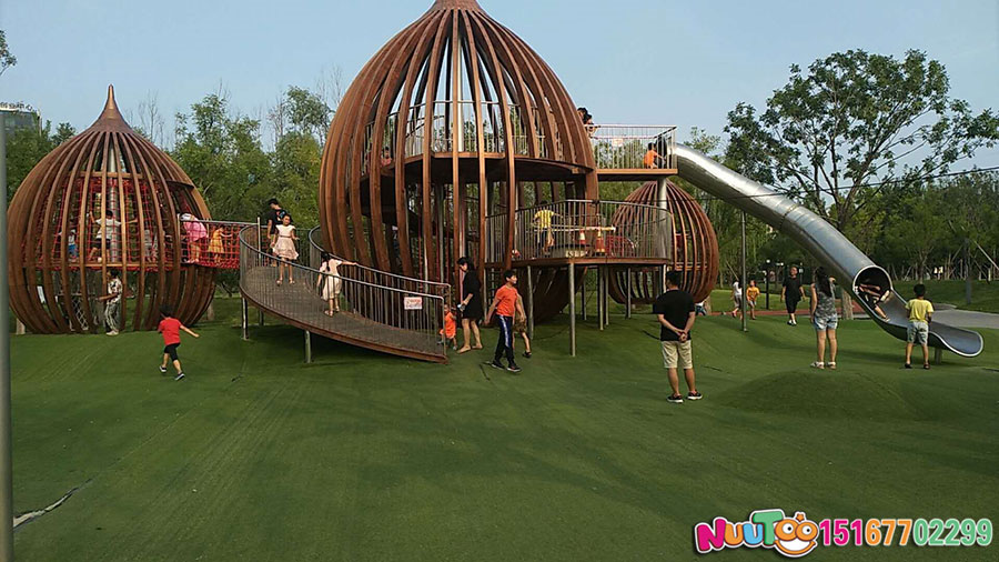 What is the non-standard play equipment like Guan Central Park Children's Park?