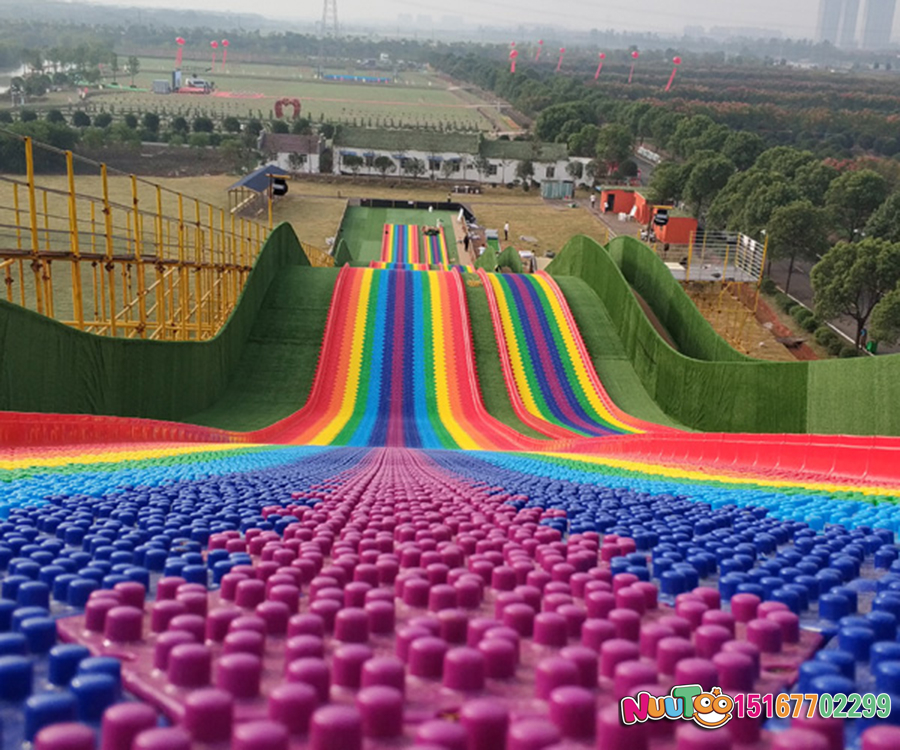 Xi'an colorful slide: beautiful and fun \"artificial lawn \"