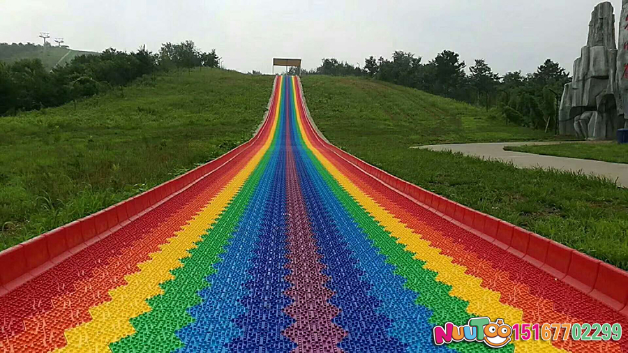 Qiandao Lake Colorful Slide is released in the lake in the lake