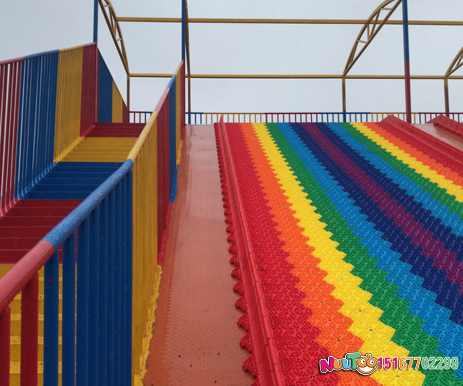 Go to the east left bank small town rainbow slide, feel different fun
