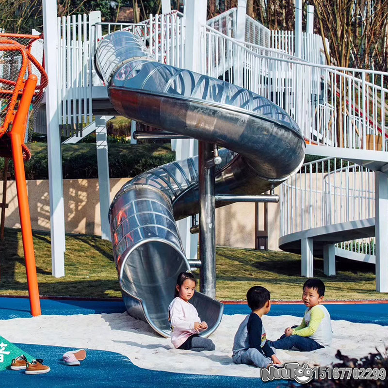 In the children's paradise, stainless steel slides are loved by children.