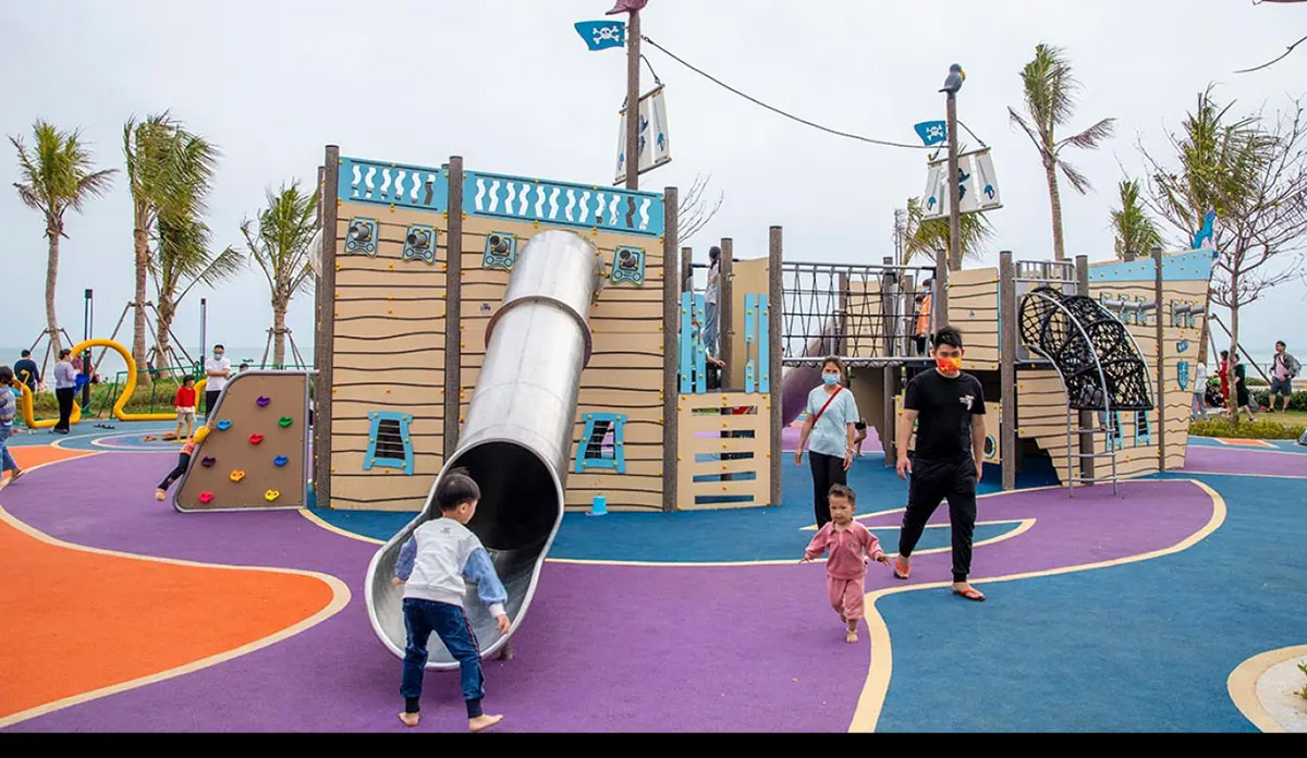 wooden pirate ship playground (1)