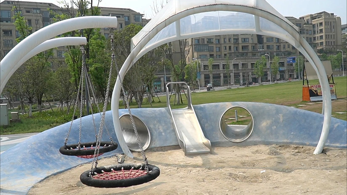 childrens play equipment (8)