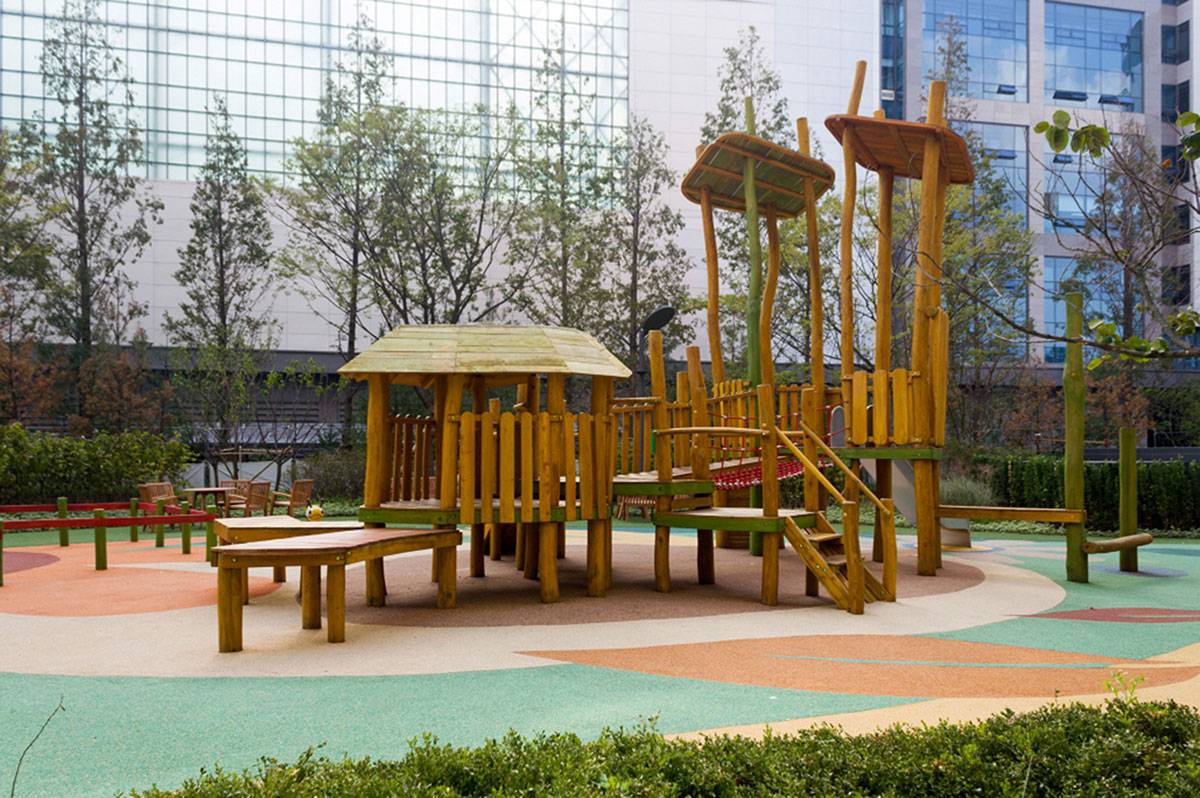Which wooden slides and plastic slides are more suitable for kindergarten?