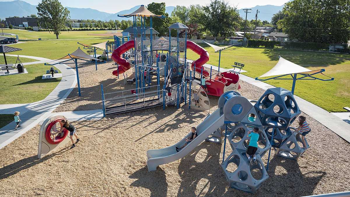 Outdoor children's play (3)
