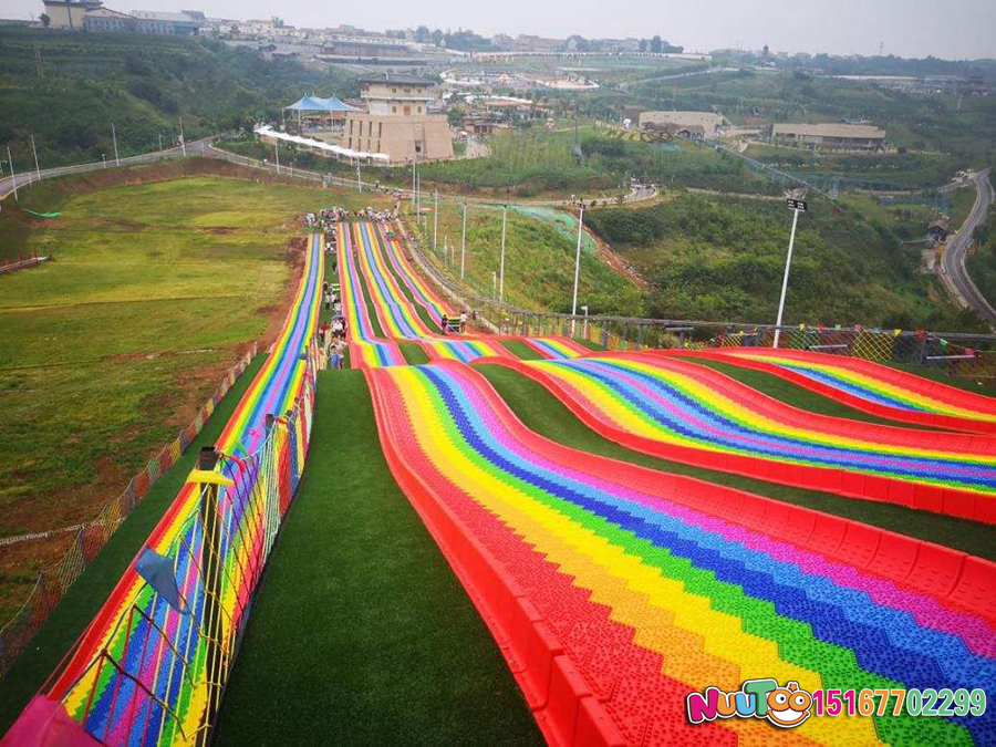 What are the development trends of colorful slides in China?